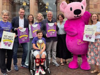 Engelsfackel macht Halt vor Wiesbadener Rathaus und lenkt Blick auf Kinderhospizarbeit