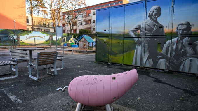 Erneute Zerstörung an Innenstadtspielplatz: Hanau lässt Holzschweine reparieren Erneute Zerstörung an Innenstadtspielplatz: Hanau lässt Holzschweine reparieren