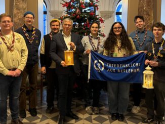 Friedenslicht im Wiesbadener Rathaus: Gert Uwe Mende nimmt Licht aus Bethlehem entgegen