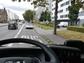Frontkameras in Wiesbadener Bussen melden rund 200 Falschparker pro Monat