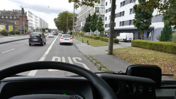 Frontkameras in Wiesbadener Bussen melden rund 200 Falschparker pro Monat
