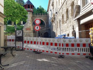Gefahr an historischer Fassade: Am Römertor zwischen Hausnummern 4 und 7 gesperrt