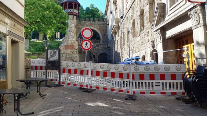 Gefahr an historischer Fassade: Am Römertor zwischen Hausnummern 4 und 7 gesperrt