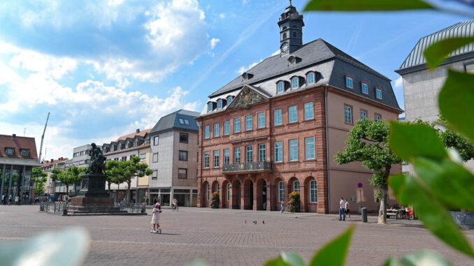 Hanau: Ausstellung zeigt Lebensrealitäten von Menschen mit Suchterkrankung Hanau: Ausstellung zeigt Lebensrealitäten von Menschen mit Suchterkrankung