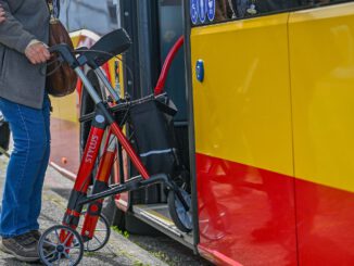 Hanau bietet praktische Schulung zur sicheren Rollatornutzung im Bus an