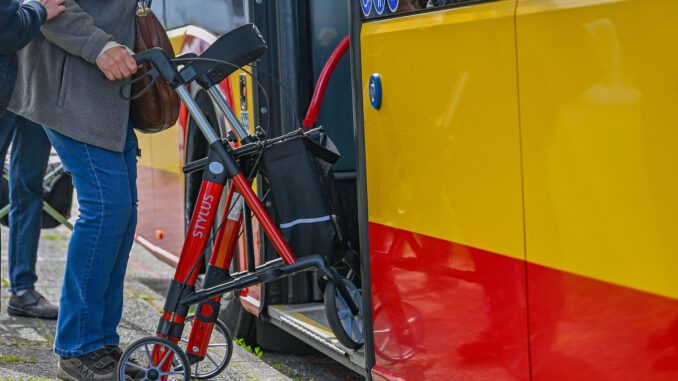 Hanau bietet praktische Schulung zur sicheren Rollatornutzung im Bus an