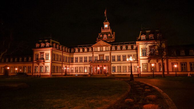 Hanau schaltet zur Earth Hour Lichter an historischen Gebäuden aus