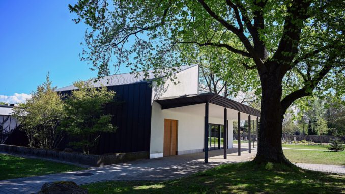 Jacques Oerter eröffnet Ausstellung in der Trauerhalle von Steinheim Süd