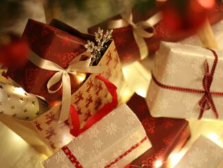 Kelsterbach: 125 Geschenke aus Weihnachtswunschbaumaktion an Kinder verteilt