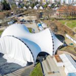 Kuppeldach über Amphitheater in Philippsruhe wird wieder montiert und läutet Aufbau der Festspiele ein