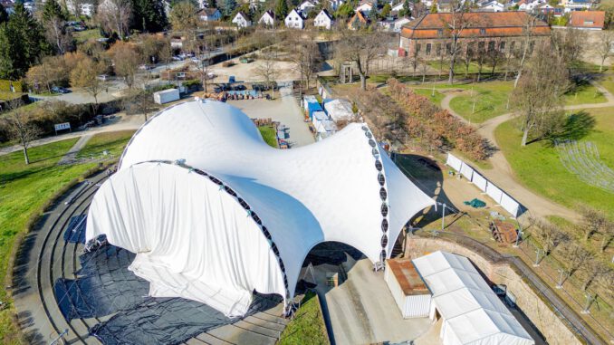 Kuppeldach über Amphitheater in Philippsruhe wird wieder montiert und läutet Aufbau der Festspiele ein