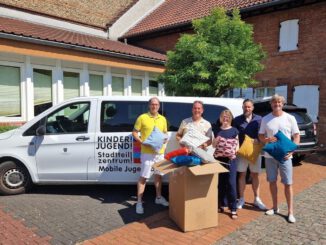 Lions Club übergibt rund 30 Kissen an Jugendräume in Wiesbadens östlichen Stadtteilen
