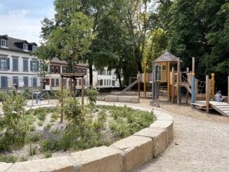 Neuer Spielplatz im Schlosspark Biebrich umfasst Wasseranlage und inklusives Karussell