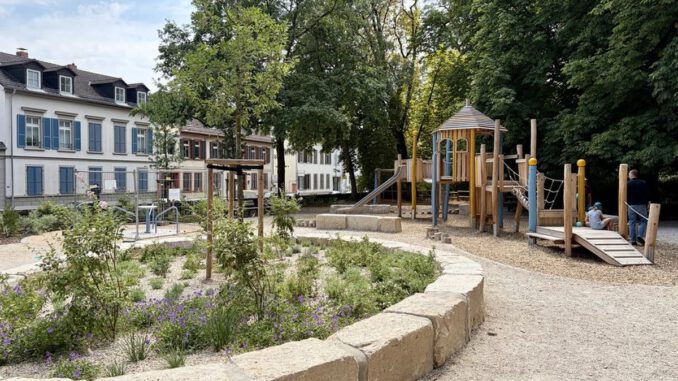 Neuer Spielplatz im Schlosspark Biebrich umfasst Wasseranlage und inklusives Karussell