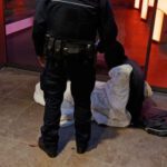 Polizei in Wiesbaden reicht Tee aus und informiert über Hilfeangebote für Menschen ohne Wohnung