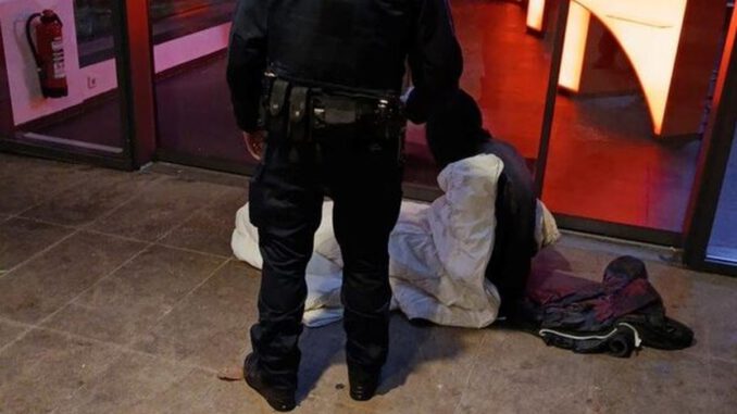 Polizei in Wiesbaden reicht Tee aus und informiert über Hilfeangebote für Menschen ohne Wohnung