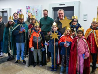 Sternsinger überbringen Segen im Hanauer Rathaus und werben für Bildung in Bangladesch