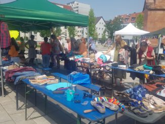 Tauschmarkt in Hanau: Kleidung, Pflanzen und Infostände am Platz an der Wallonisch Niederländischen Kirche
