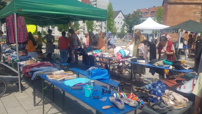 Tauschmarkt in Hanau: Kleidung, Pflanzen und Infostände am Platz an der Wallonisch Niederländischen Kirche