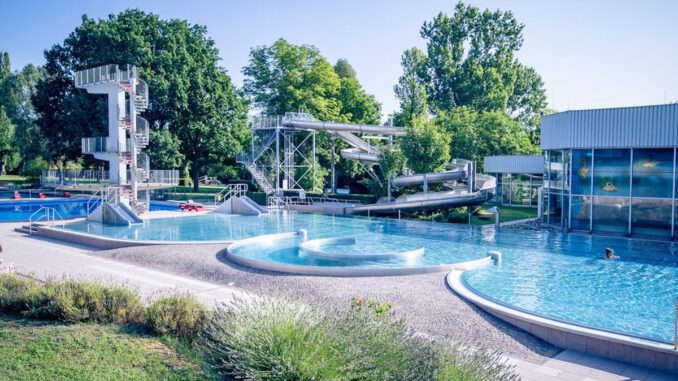Teams im Freibad sollen Zwischenfälle verhindern und Hilfsangebot sichtbarer machen Teams im Freibad sollen Zwischenfälle verhindern und Hilfsangebot sichtbarer machen