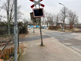 Unbekanntes Fahrzeug beschädigt Blinklichtmast an Bahnübergang in Großauheim