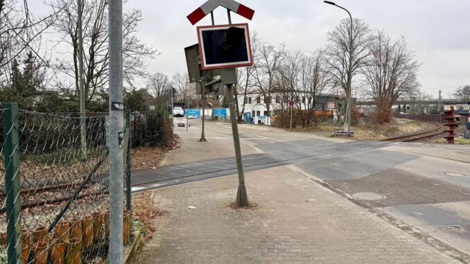 Unbekanntes Fahrzeug beschädigt Blinklichtmast an Bahnübergang in Großauheim