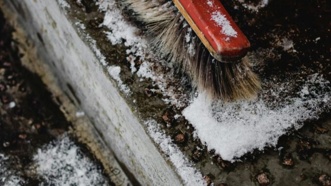 Walluf erinnert Anwohnerinnen und Anwohner an Räum- und Streupflicht im Winter