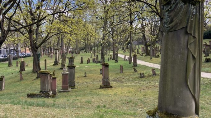 Zwei geführte Rundgänge auf dem Alten Jüdischen Friedhof Mainz am Welterbetag Zwei geführte Rundgänge auf dem Alten Jüdischen Friedhof Mainz am Welterbetag